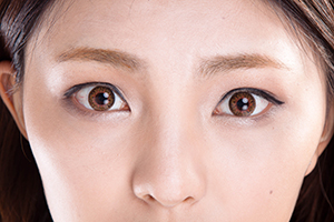 まつげ以外のメイクをする