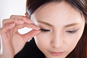 つけまつげの目尻側をカット