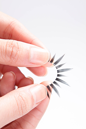 つけまつげを手で軽く曲げる