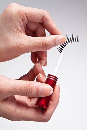 グルーをつけまつげに付ける